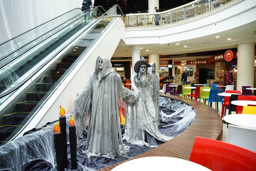 Decoration for Halloween at the Globus shopping center 2017