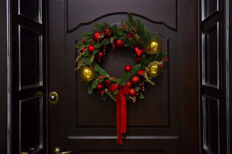 Christmas classics: private house decoration