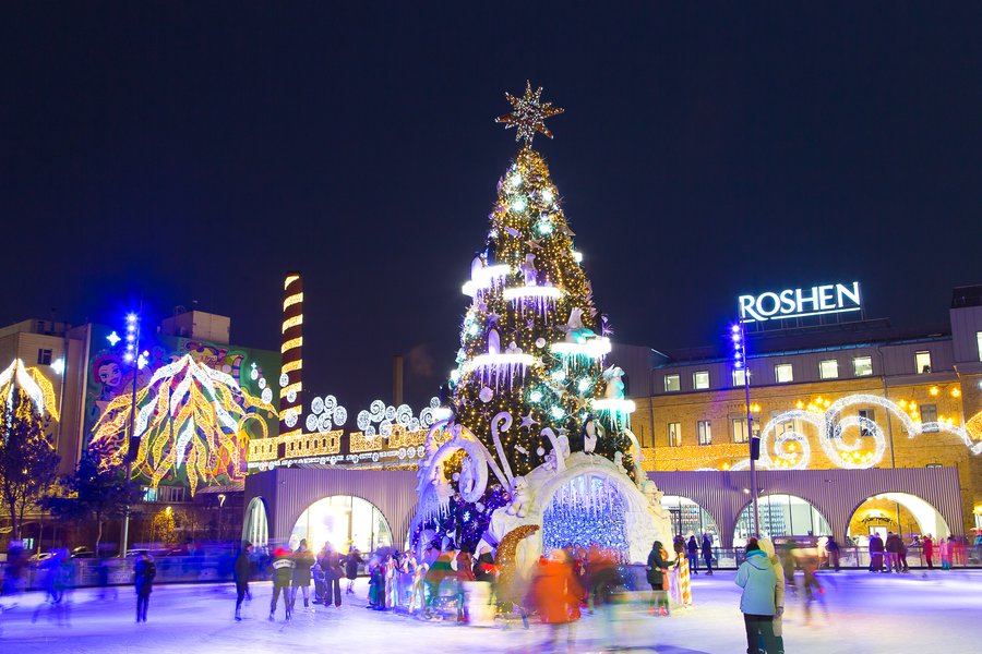 Art Nouveau in shades of white for the Roshen Winter Village Christmas decoration