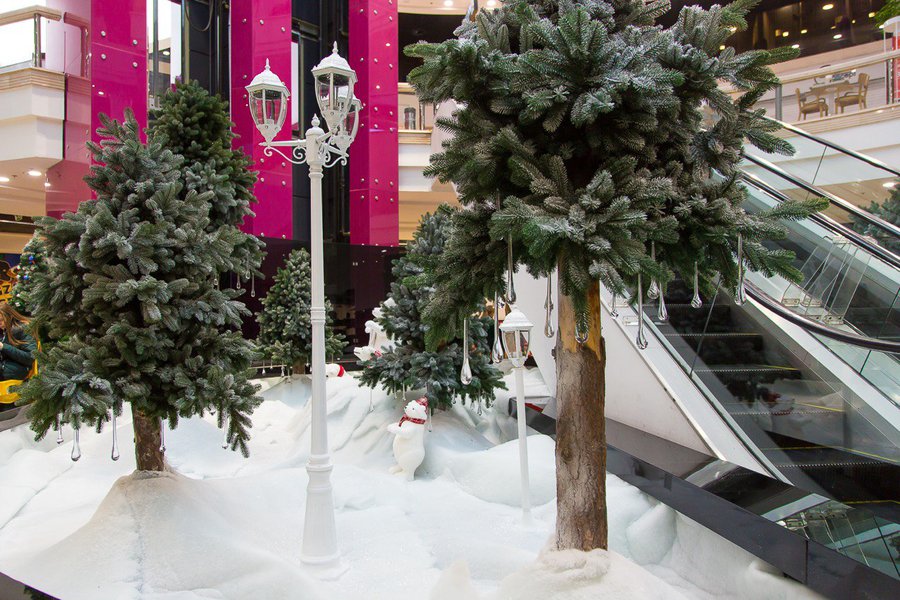 Northern bears in the winter design of the Globus shopping centre
