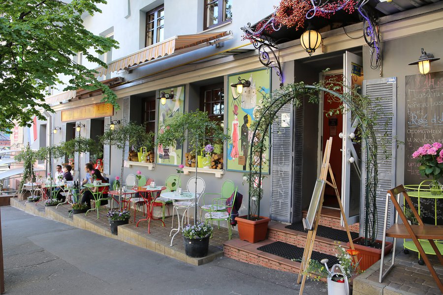Tres Francais restaurant terrace