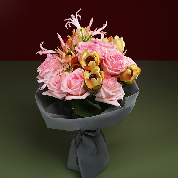 Bouquet of roses and leucadendron