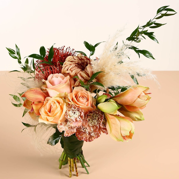 Bouquet with peach amaryllis