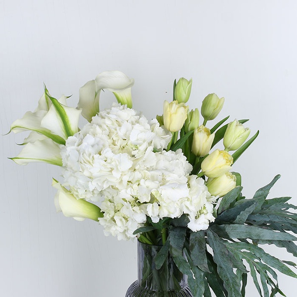 Bouquet in a vase "Tenderness of white"