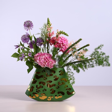 Composition of hydrangeas in a vase "JAPANESE SIGNATURE"
