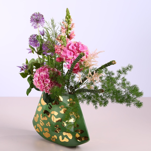 Composition of hydrangeas in a vase "JAPANESE SIGNATURE"