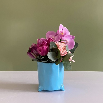 Floral composition in a flower pot