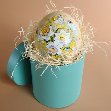 Расписное яйцо "Нарциссы" в шляпной коробке