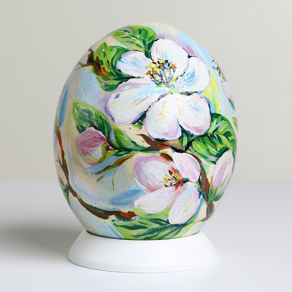 Painted egg "Magnolia and bees"