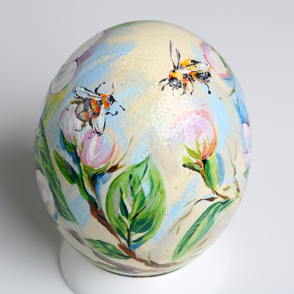 Painted egg "Magnolia and bees"