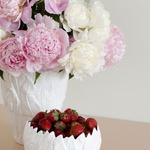 Gift set with peonies and strawberry