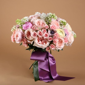 Bouquet in white and pink tones with lilacs