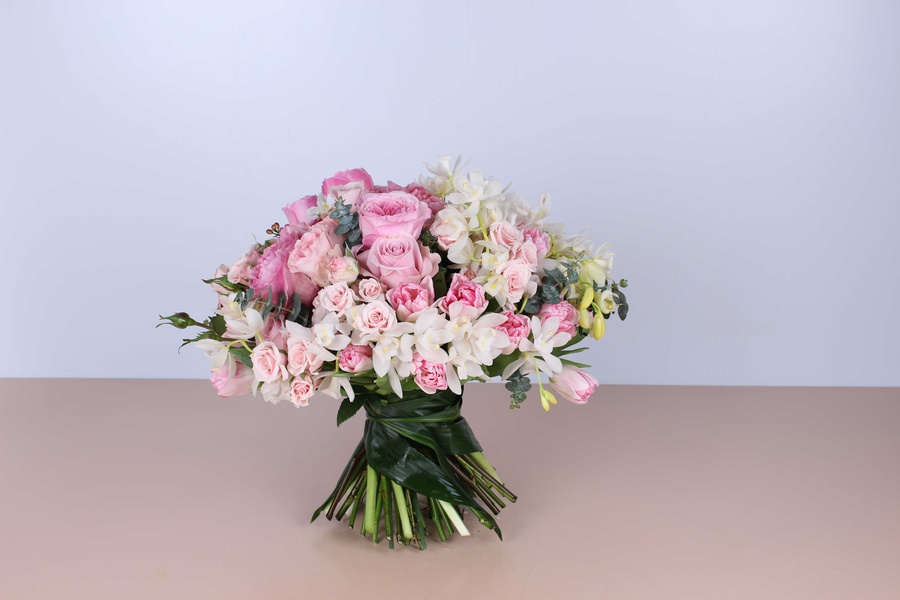Bouquet in pink tones with cymbidium