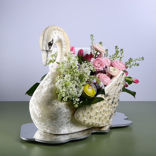 Floral compositioin in a Swan with white lilac