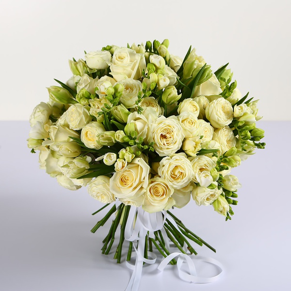 Bouquet white with freesia