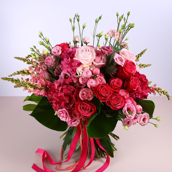 Bouquet in pink and raspberry tones
