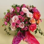 Bouquet of mix roses with ivy