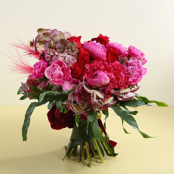 Bouquet in shades of raspberry with phalaenopsis