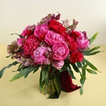 Bouquet in shades of raspberry with phalaenopsis