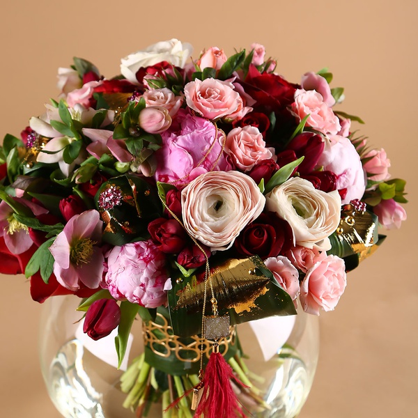 Яркий букет из роз и тюльпанов