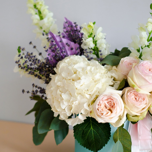 Flowers in a hatbox with hydrangea and lavender