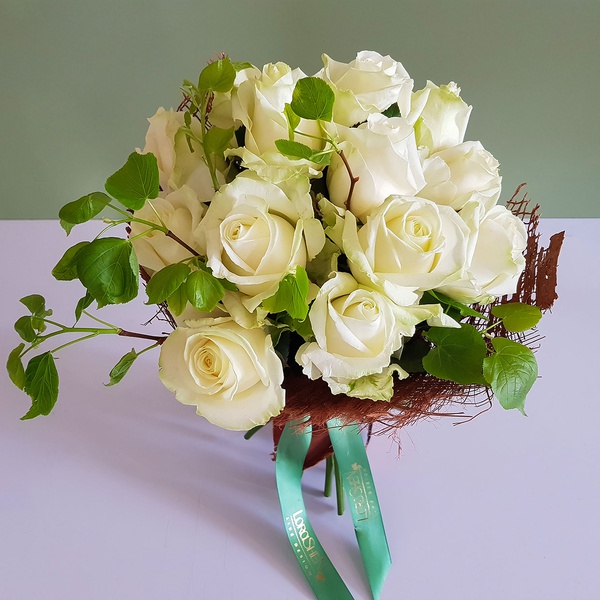 Bouquet of 15 white roses in coconut bark