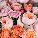 Букет из микса розово-персиковых роз