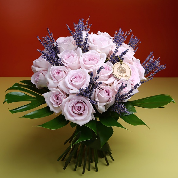 Bouquet of 35 lilac roses and lavender