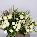 Букет з 15 кущових білих троянд та пшениці