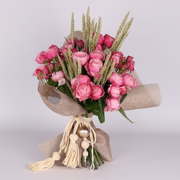 Букет з 7 кущових рожевих троянд та пшениці
