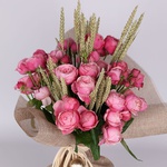 Букет из 7 кустовых розовых роз и пшеницы