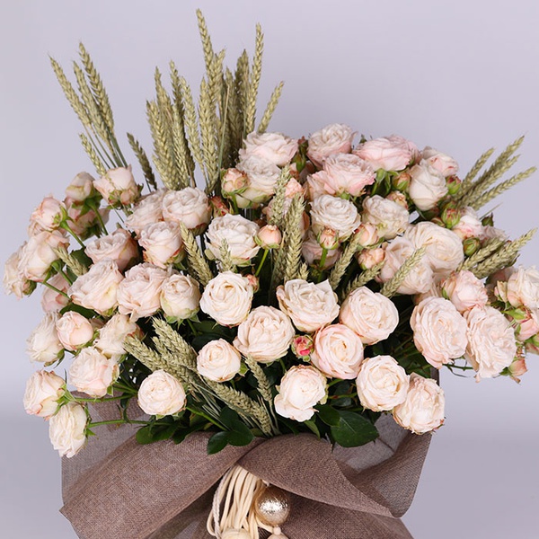 Bouquet of 15 Bombastic and wheat spray roses