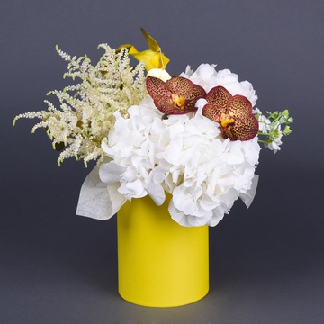 Complimentary flower composition in white and yellow tones