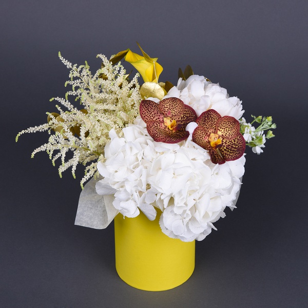 Complimentary flower composition in white and yellow tones