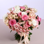 Bouquet of mix of roses and eustoma