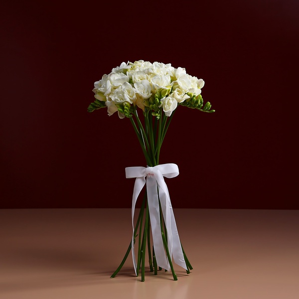 Bouquet of 15 white freesias
