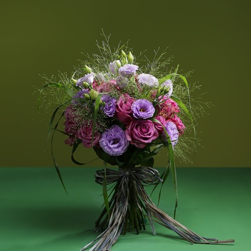 Bouquet of purple roses and eustoma
