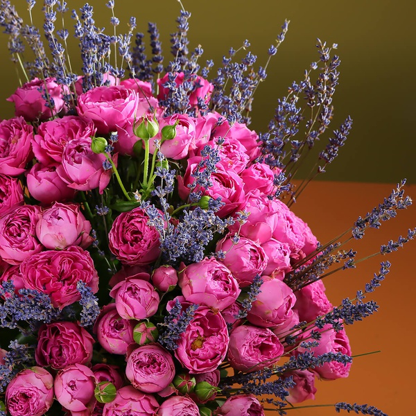 Bouquet of garden rose and lavender