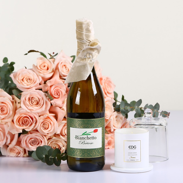 Gift set with a bouquet of powdered roses