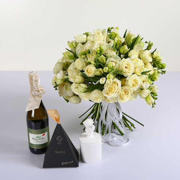 Gift set with a fragrant snow-white bouquet