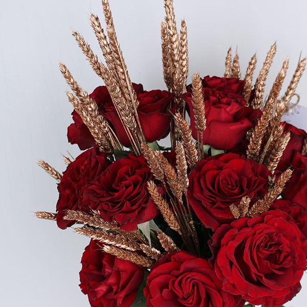 Bouquet of 15 roses and wheat