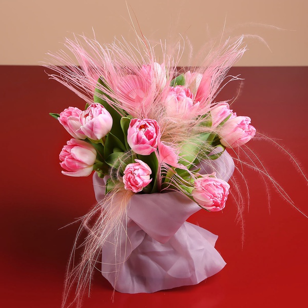 Bouquet of 15 tulips and feathers