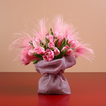 Bouquet of 35 tulips and feathers