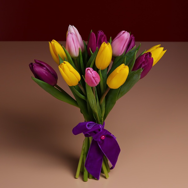 Bouquet of 15 bright tulips