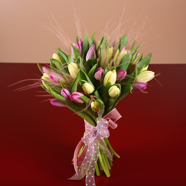 Bouquet of 35 delicate tulips and stiffs