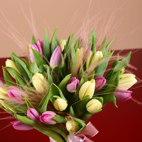 Bouquet of 35 delicate tulips and stiffs