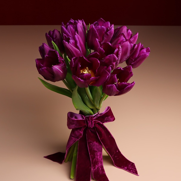 Букет з 15 фіолетових тюльпанів