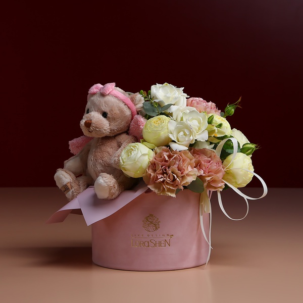 Квіти в коробці з ведмедиком