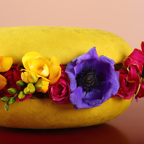 Floral composition in yellow macaroon, L