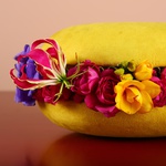 Floral composition in yellow macaroon, L